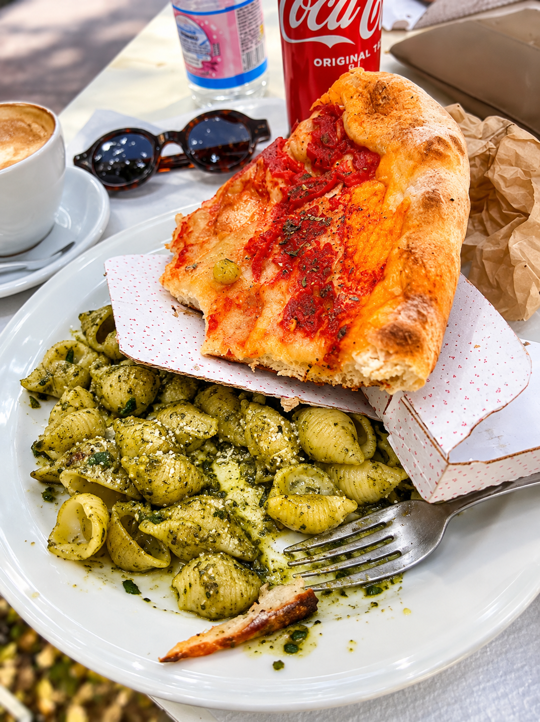 Pasta al pesto e pizza al Bar Restaurant Imperial